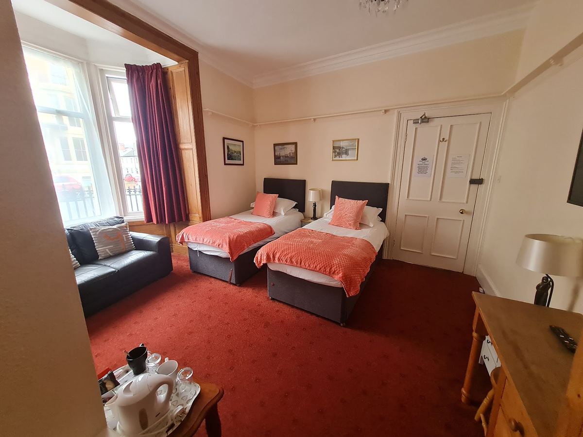 A twin room with sofa at Kimberley Guest House